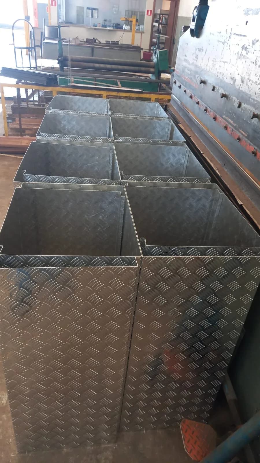 Caixas de alumínio antiderrapante sendo produzidas na dobradeira KorteBem