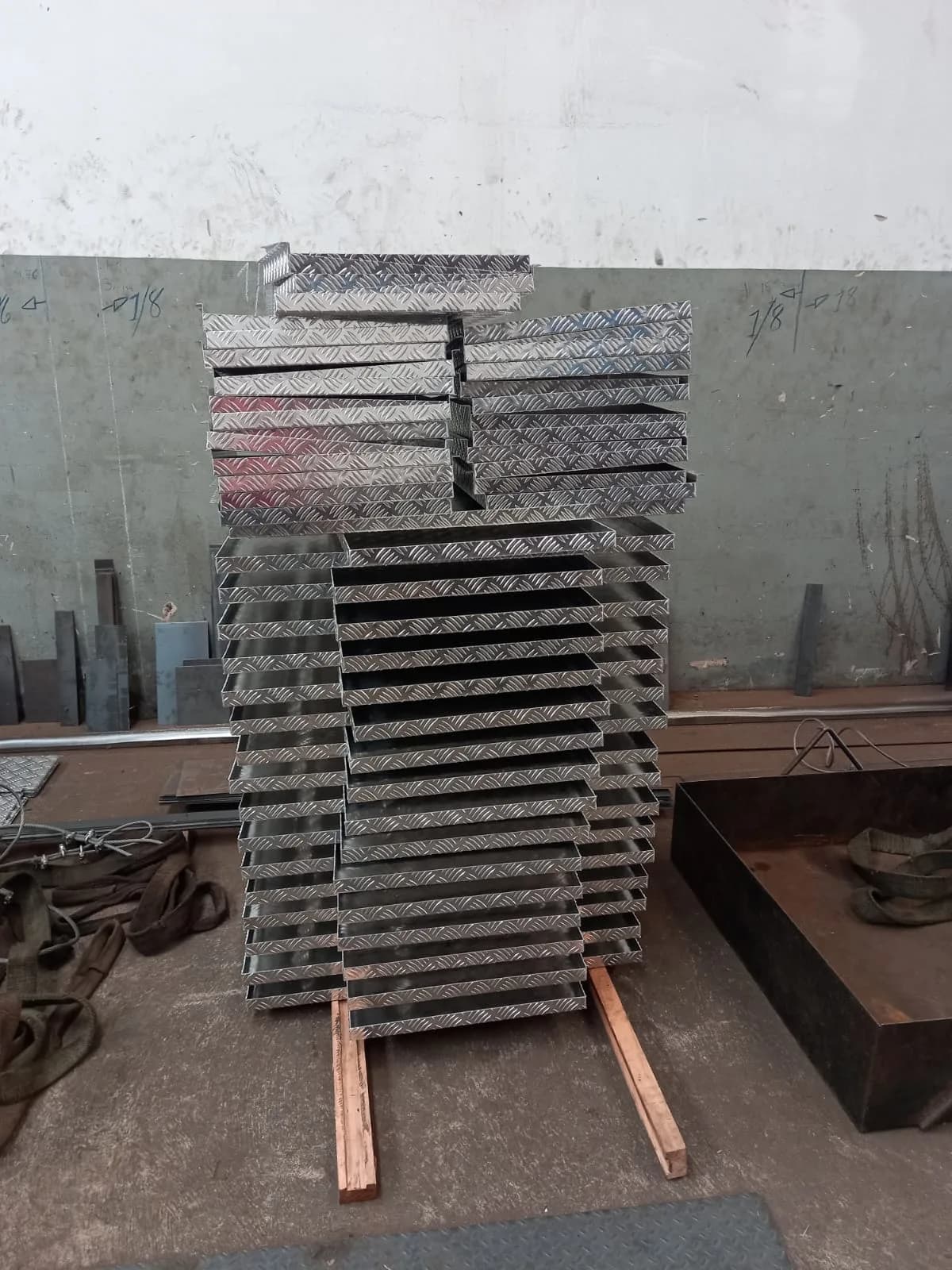 Lote de chapas antiderrapante em alumínio produzidas pela KorteBem Ribeirão Preto