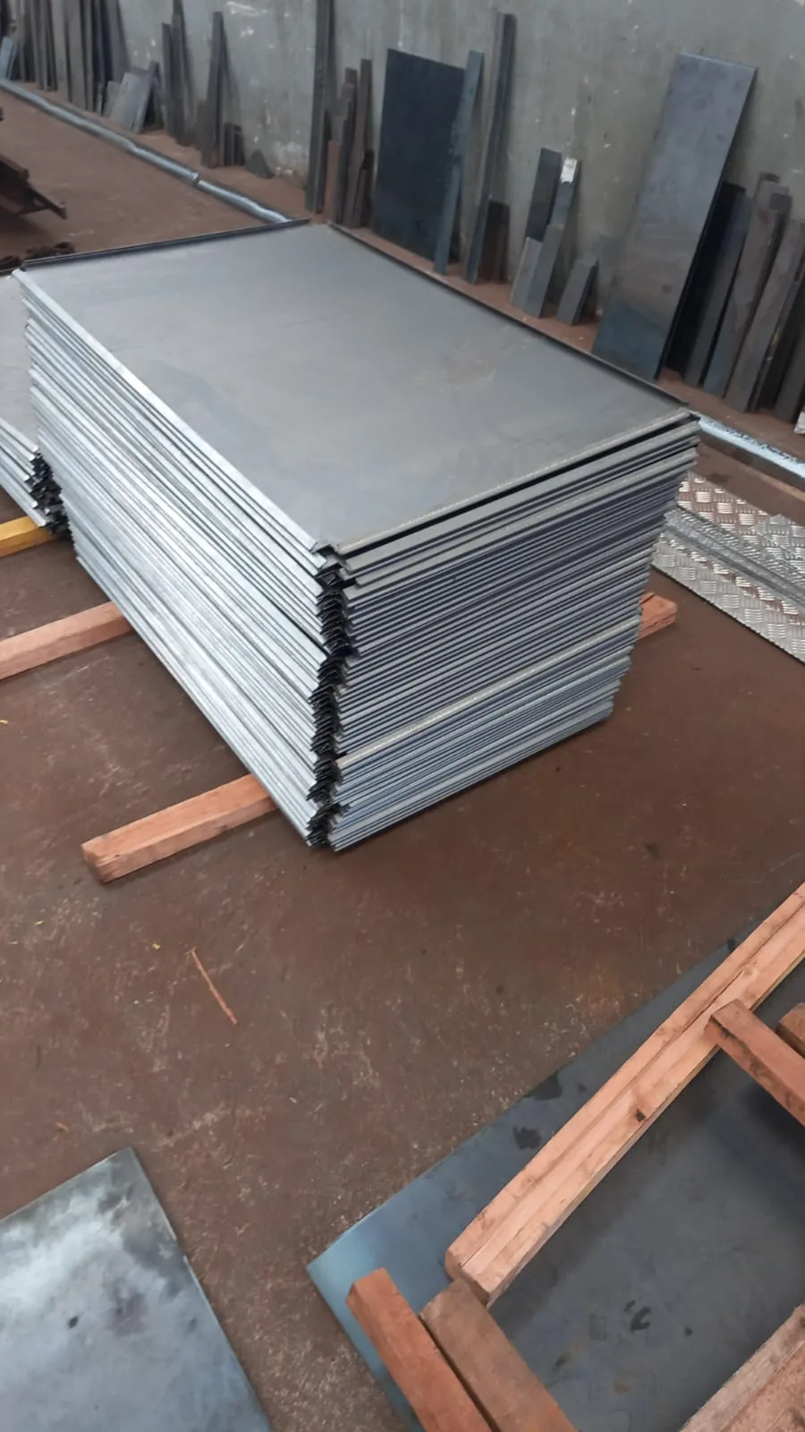 Chapas de aço carbono planas organizadas em pallets — KorteBem