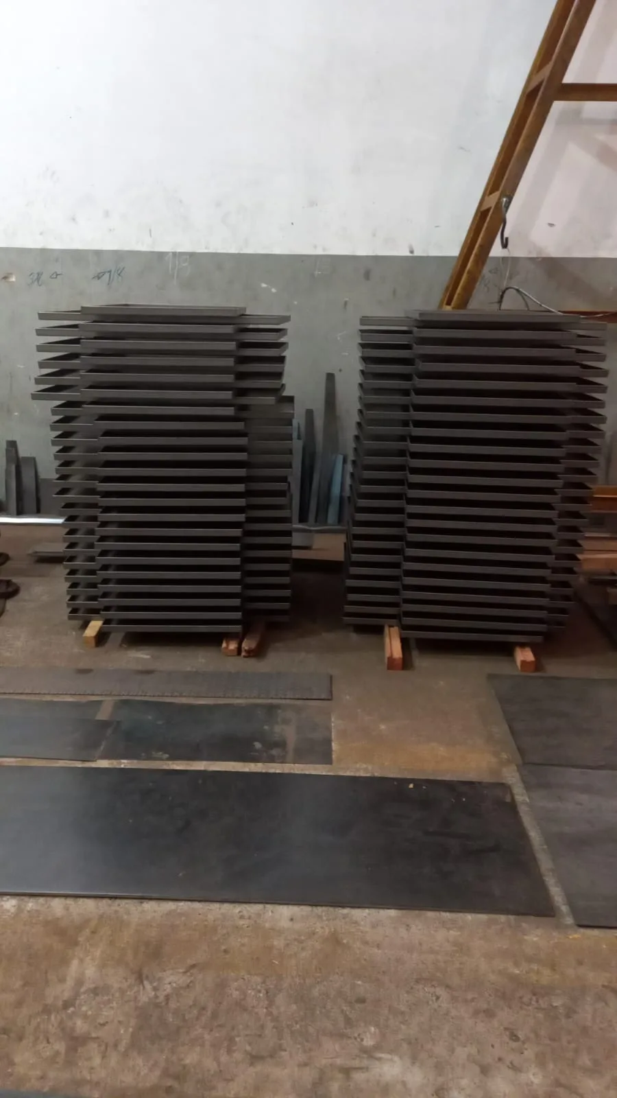 Lote de chapas dobradas em aço carbono em dois pallets — KorteBem
