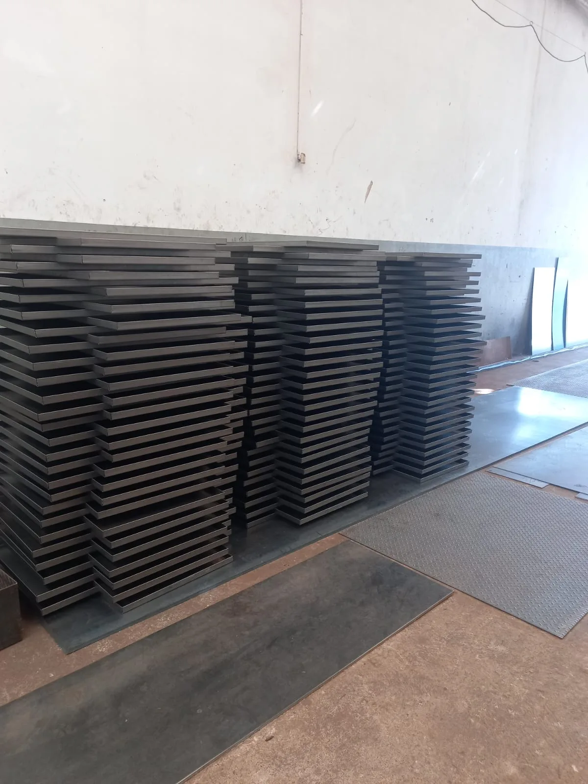 Produção em série de chapas dobradas em aço carbono na KorteBem