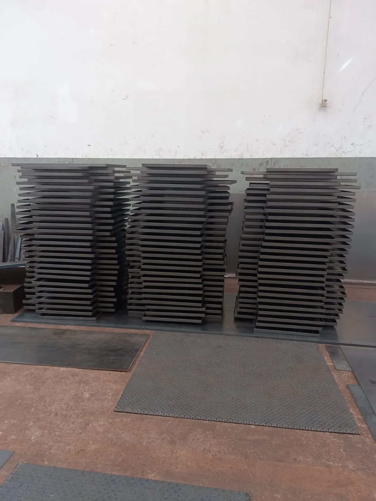 Chapas dobradas em aço carbono produzidas em série pela KorteBem