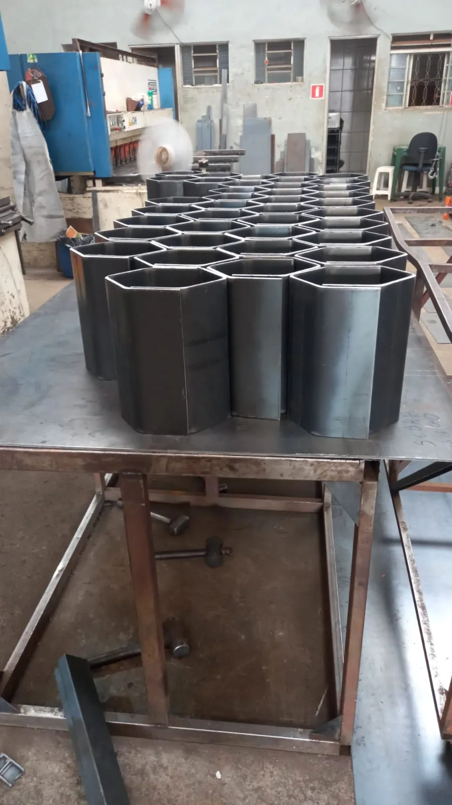 Peças hexagonais em aço carbono cortadas em série pela KorteBem